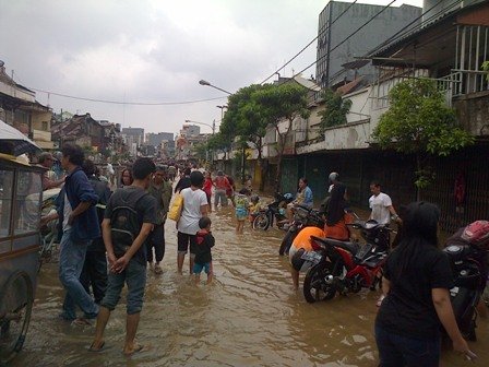 Menko Kesra, Agung Laksono, Tinjau Lokasi Banjir Cilincing dan Manado