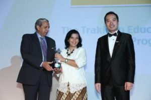 Candy Sihombing, CSR Manager Trakindo (tengah) menerima penghargaan Investment in People