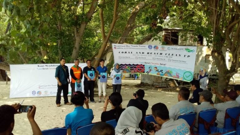 LIPI Gelar Aksi Bersih Lingkungan Pesisir Pulau Pari