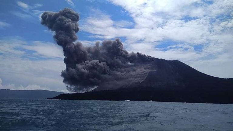Gunung Anak Krakatau Erupsi Setinggi 1.000 Meter, Status Waspada
