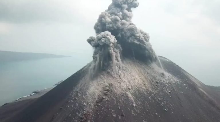 Wow,Gunung Anak Krakatau Meletus 576 Kali