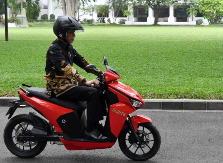 Presiden Joko Widodo Jajal Motor Listrik Gesits