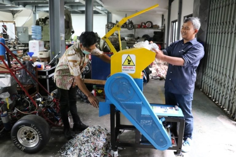 Atasi Masalah Sampah, UGM Buat Mesin Pencacah Plastik Kresek