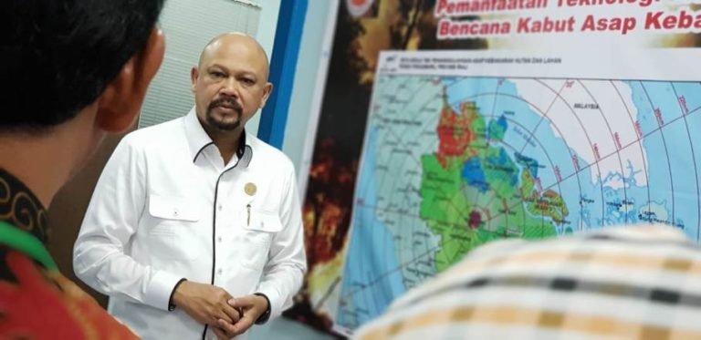 Kunjungi Posko Hujan Buatan, Kepala BPPT Pantau Karhutla Riau