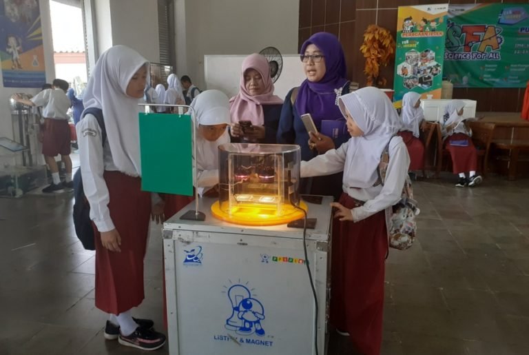 Science For All di SMKN I Jakarta Tampilkan 30 Alat Peraga Sains Interaktif