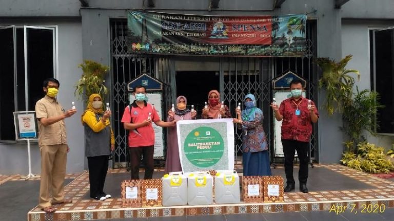 Balitbangtan Salurkan Bantuan Hand Sanitizer dan Disinfektan ke Sekolah di Bogor