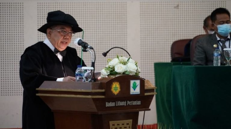 Prof. Dr. Ir. Mat Syukur, MS Kembangkan Inovasi Kelembagaan Keuangan Mikro