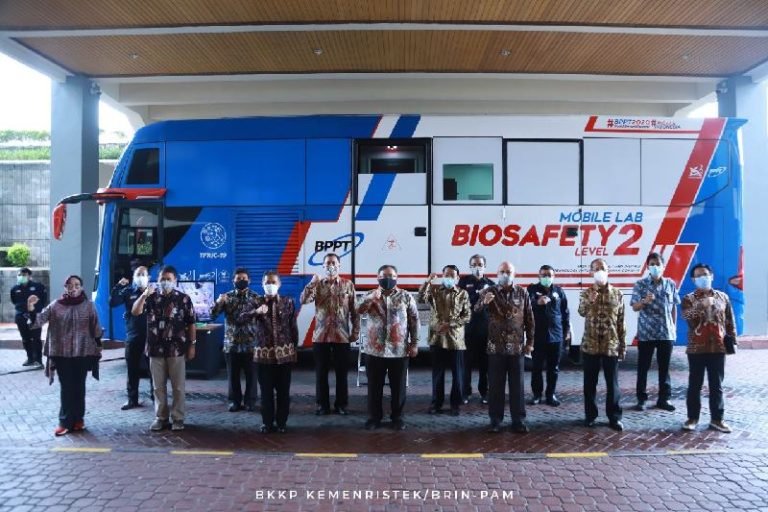 Safari Kerja di Yogyakarta, Menristek Serahkan Hasil Riset dan Inovasi Penanganan Covid-19