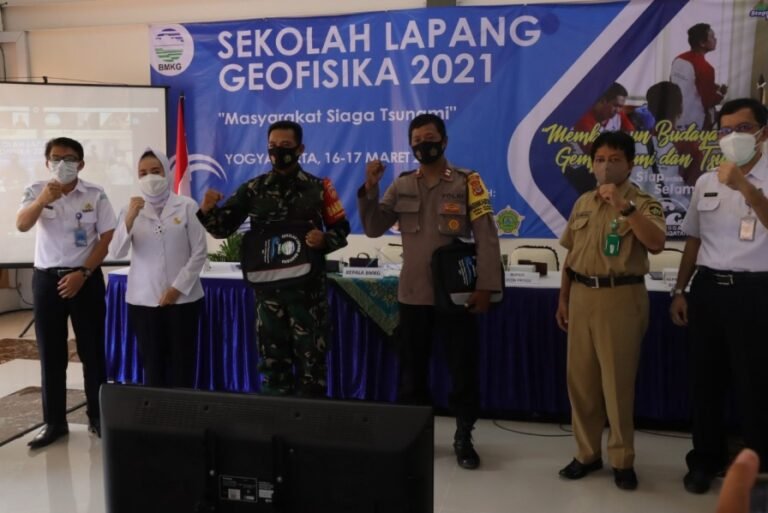 Wujudkan Masyarakat Siaga Gempabumi dan Tsunami, BMKG Gelar Sekolah Lapang Geofisika di Yogyakarta