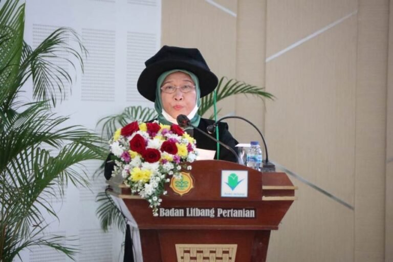 Prof. Dr. Ir. Handewi Purwati Saliem, MS. Profesor Riset Bidang Ekonomi Pertanian