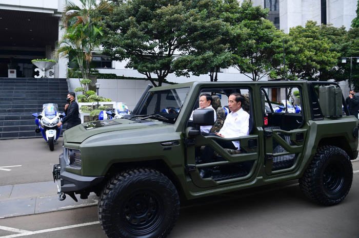 Presiden Jokowi Jajal Kendaraan Taktis ‘Maung’ Buatan Pindad