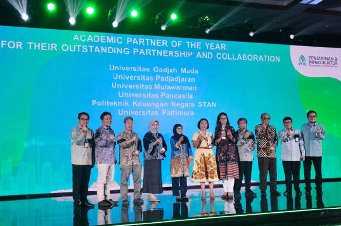UGM Raih Penghargaan dari PT. PII Atas Dukungan Kolaborasi Ekosistem Pembiyaan Inovatif