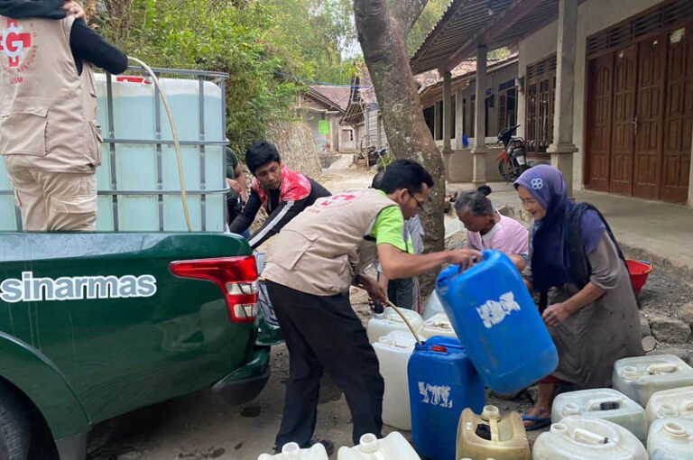 Bantu Warga dari Kekeringan, UGM Salurkan 14.000 Liter Air Bersih di Magelang