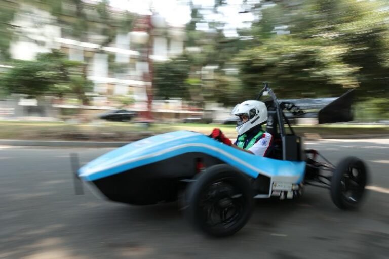 Tim Yacaranda UGM Juara Umum Kompetisi Mobil Listrik Indonesia