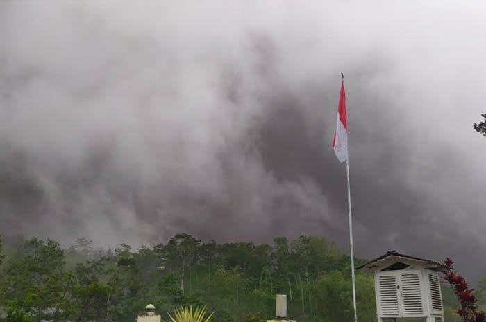 Gunung Merapi Muntahkan Awan Panas, Hujan Air Disertai Abu Vulkanik Terjadi di Boyolali dan Magelang