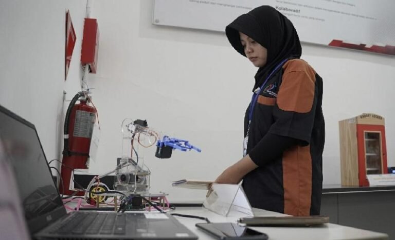 Siswa SMK di Cirebon Ciptakan Robot Arm dan Aplikasi Smart Home