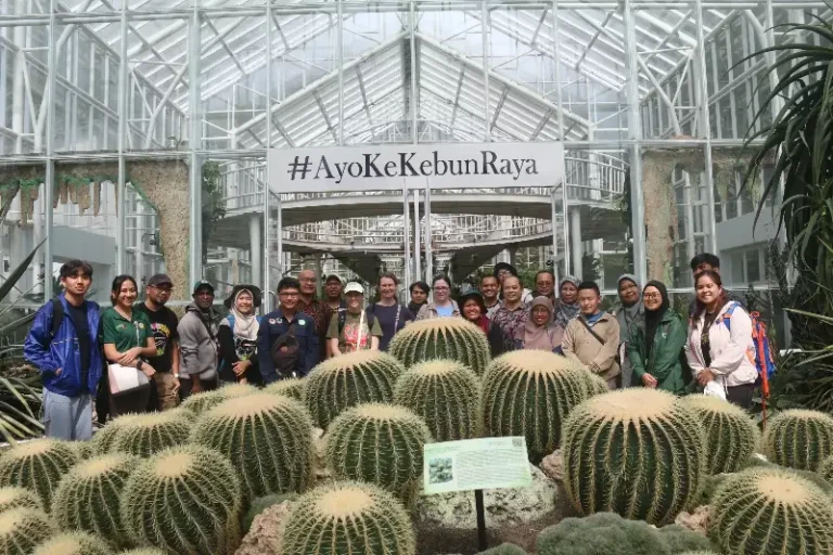 Pelajari Teknik Koleksi Herbarium, Peneliti Taksonomi Muda Asia Kunjungi Kebun Raya Cibodas