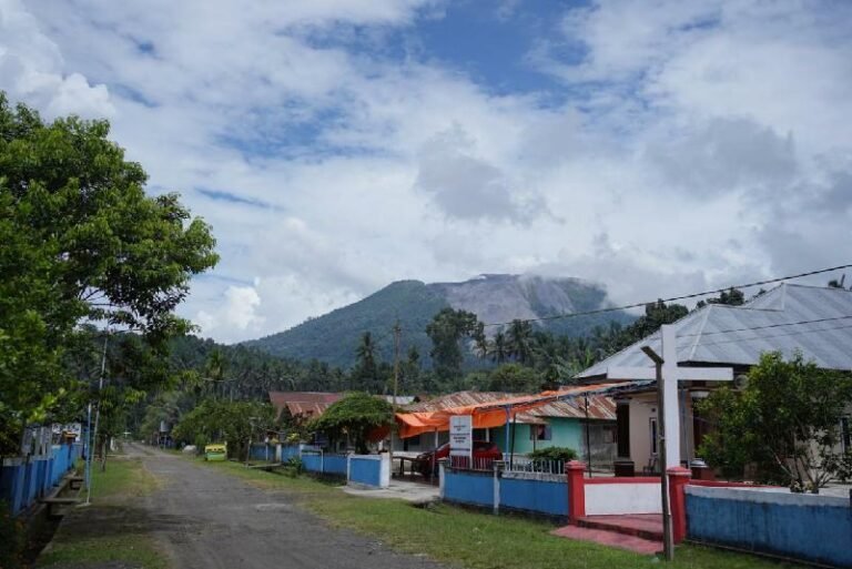 Aktivitas Gunung Ibu Meningkat, Warga Desa Sangaji Nyeku Dievakuasi