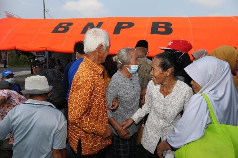 Para Lansia Gigih Ikuti Evakuasi Mandiri di Kaki Gunung Merapi