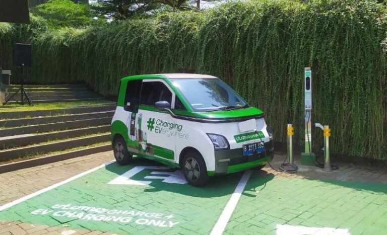 Wujudkan Transisi Energi, Instalasi SPKLU Utomo Chargeplus Terpasang di Kampus BINUS Bekasi