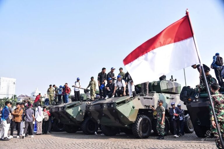 Presiden Jokowi Tinjau Alutsista Pindad di Pameran HUT Ke-79 TNI di Monas