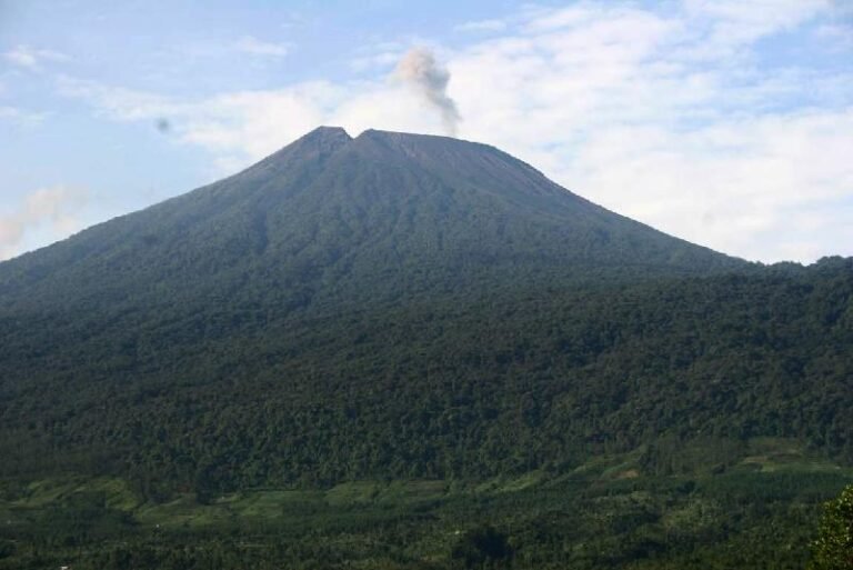 Aktivitas Vulkanik Gunung Slamet Meningkat