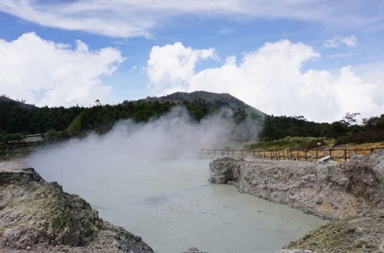 Badan Geologi Naikkan Status Gunung Dieng ke Level Waspada