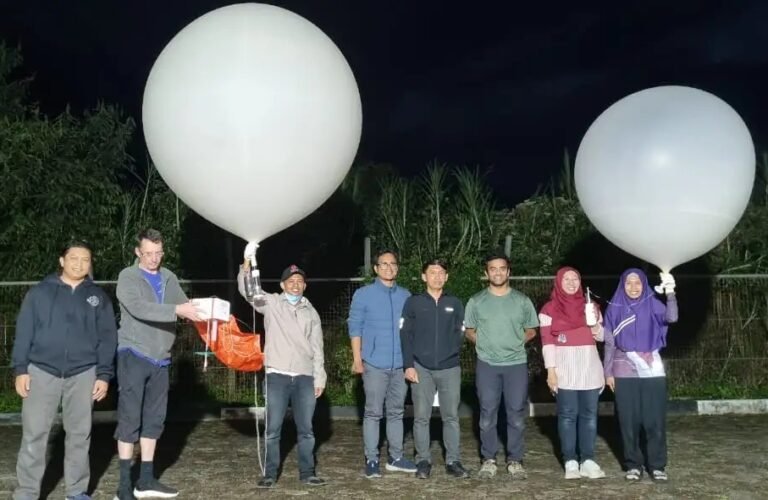 BRIN Luncurkan Balon Radiosonde untuk Riset Dinamika Atmosfer Equatorial di Stasiun Bumi dan Observasi Agam