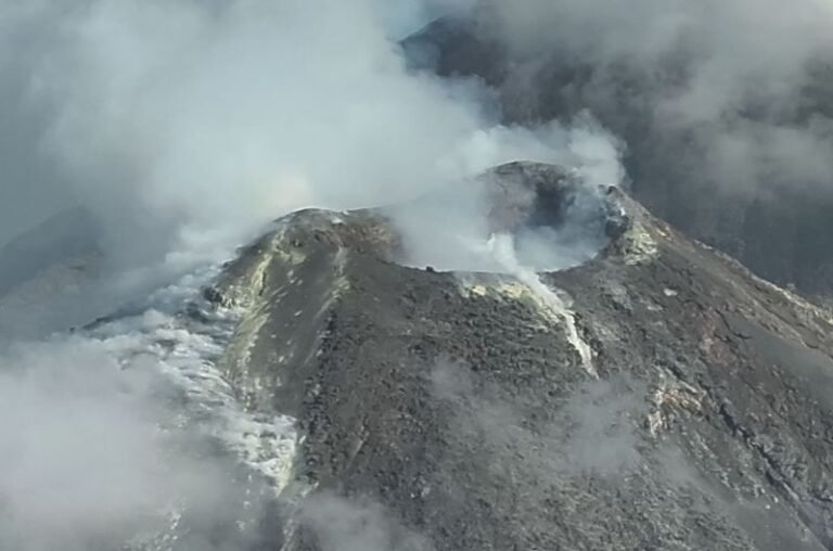 Aktivitas Vulkanik Meningkat, Badan Geologi Naikkan Status Gunung Lewotobi Laki-Laki ke Level Awas