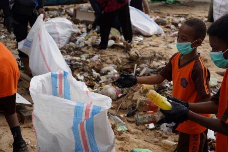 Peringati Hari Laut Sedunia, KKP Gandeng Generasi Muda Bersihkan Pantai Doom