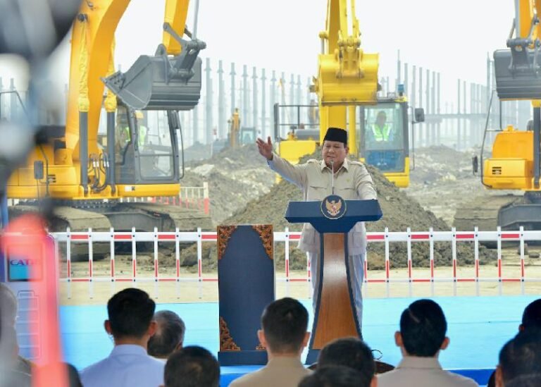 Presiden Prabowo Resmikan Groundbreaking Industri Baterai Listrik Terintegrasi di Karawang