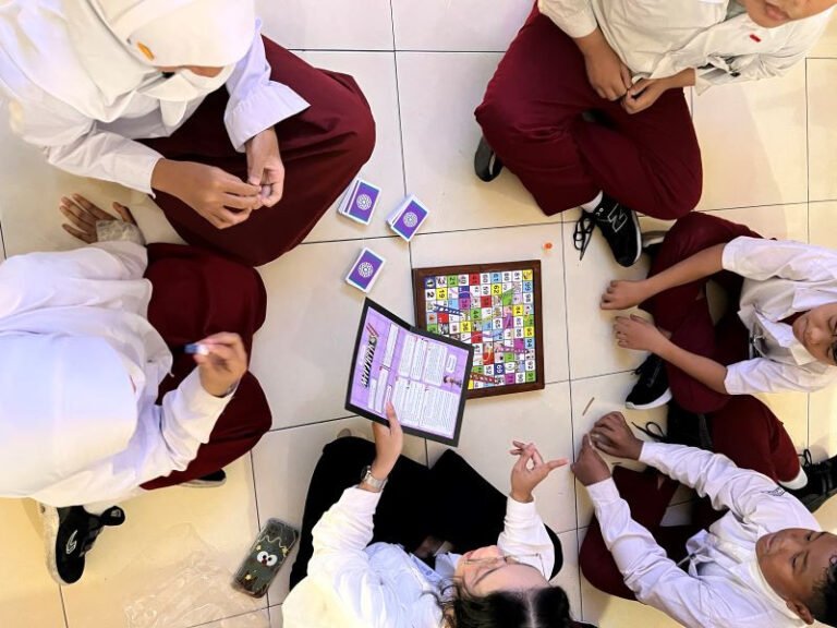Penerima Beasiswa Amartha Cendekia Tingkatkan Literasi Melalui Pendidikan Berbasis Komunitas