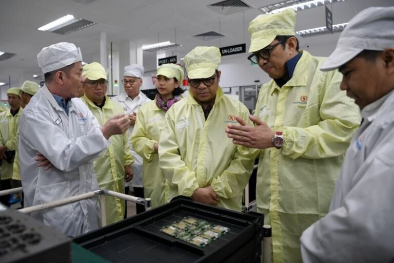 Wamenkomdigi Nezar Patria Serukan Percepatan Adopsi AI di Industri Manufaktur Nasional