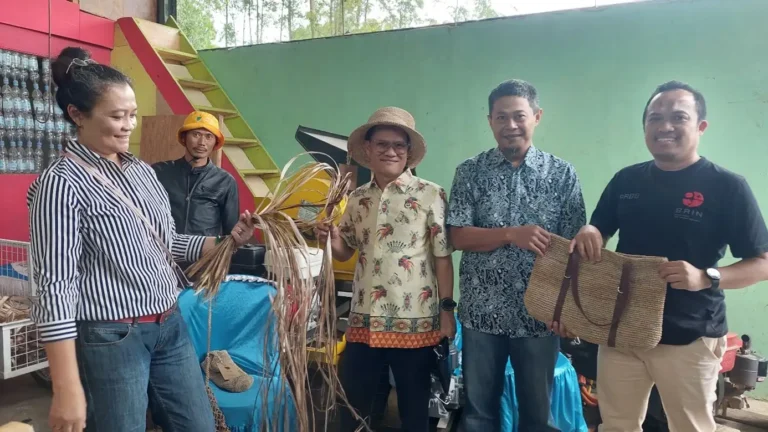 BRIN Dampingi UMKM Seratnusa Olah Gedebog Pisang Jadi Home Decor