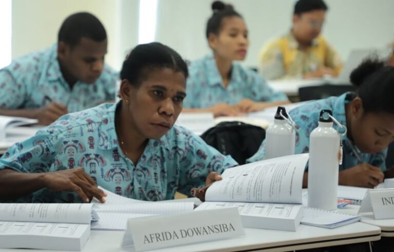 FEB UGM Berikan Pelatihan Akuntansi Bagi Siswa SMKN 1 Teluk Bintuni, Papua Barat
