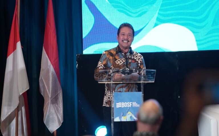 Dianugerahi Distinguished Fellow BOSF, Menteri Trenggono Ajak Generasi Muda Berperan di Sektor Kelautan Perikanan