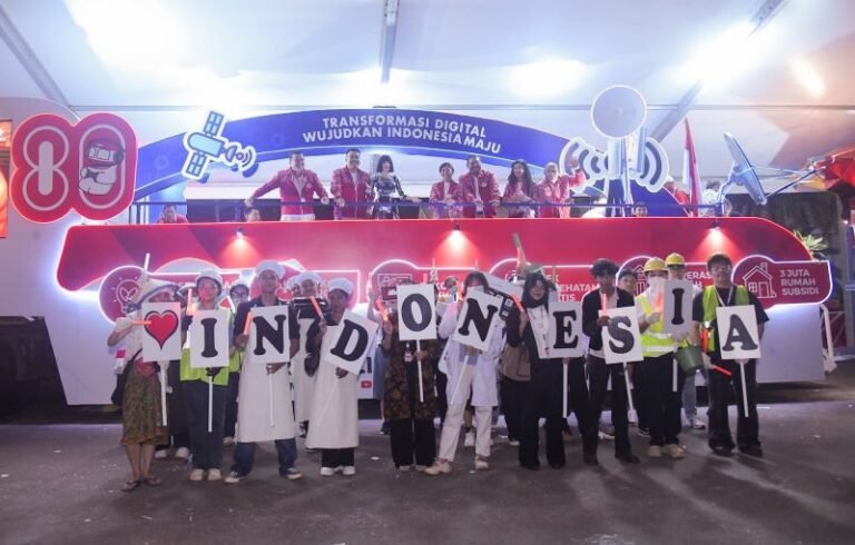 Truk Karnaval Kemkomdigi Tampilkan Ponsel Raksasa dan Robot AI