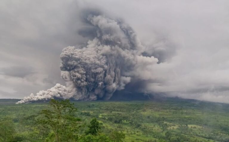BNPB Pantau Dampak Kenaikan Status Aktivitas Vulkanik Gunung Semeru