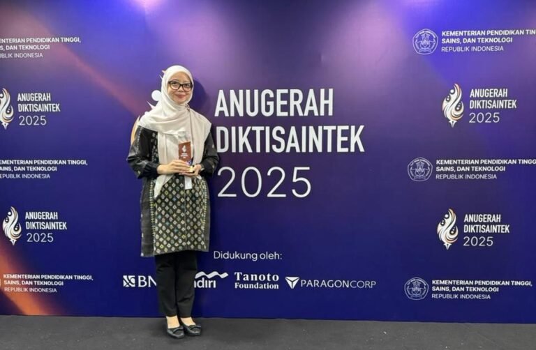 Fitri Amalia Raih Penghargaan Ilmuwan Muda Terbaik Anugerah Diktisaintek 2025 Berkat Inovasi Sosial Humaniora