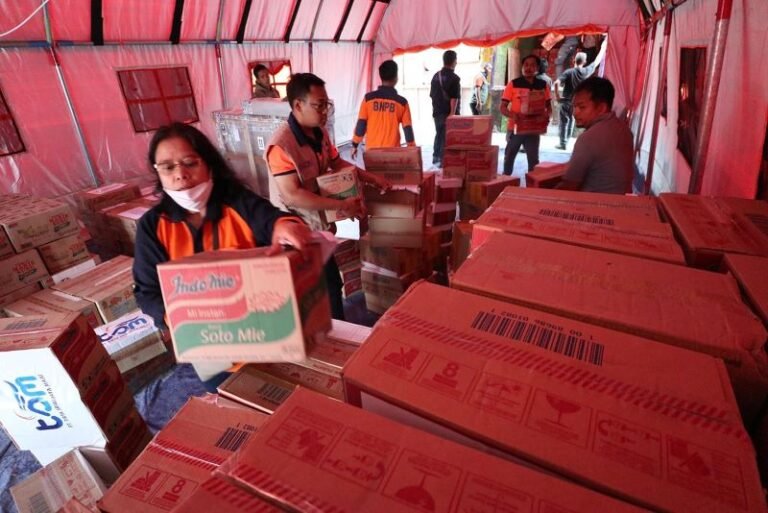 56 Ton Bantuan Logistik dari Sumsel Tiba di Silangit