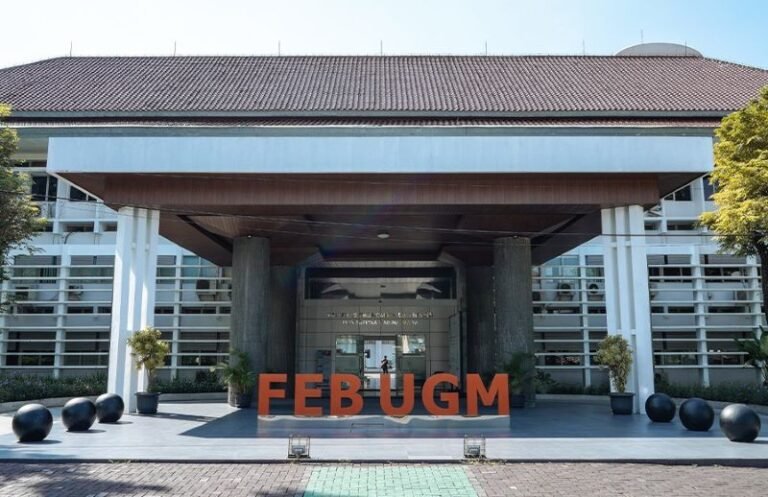 FEB UGM Beri Makan Siang Gratis dan Keringanan UKT untuk Mahasiswa Terdampak Bencana Sumatra