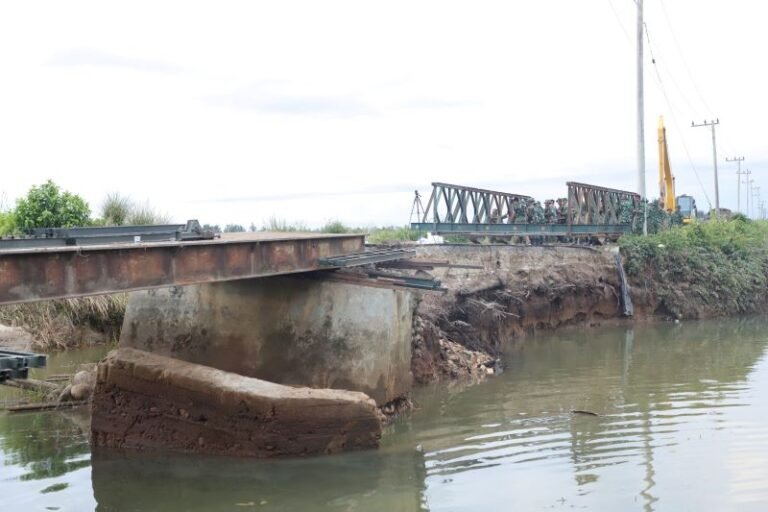 Personel TNI Pasang Jembatan Bailey di Pasaman Barat