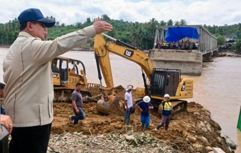 Presiden Prabowo Tinjau Pengerjaan Jembatan Bailey Teupin Mane di Bireuen