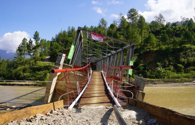 Manfaatkan Material Kayu Terbawa Banjir, Jembatan Sementara di Gayo Lues Berhasil Dibangun