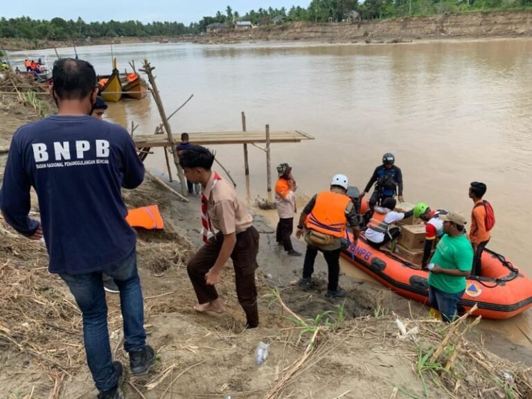 Jembatan Kutablang Putus, BNPB dan BPBD Bireuen Sediakan Perahu Karet untuk Bantuan Logistik