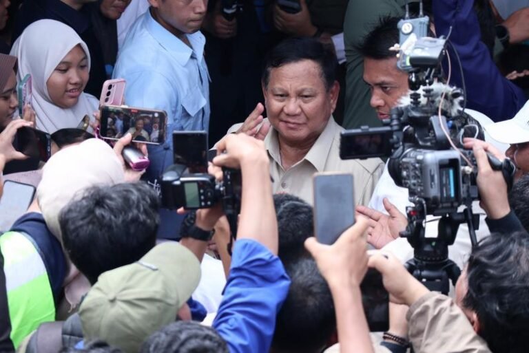 Tinjau Pengungsian Banjir di Langkat, Presiden Prabowo: Kami Tidak Akan Meninggalkanmu