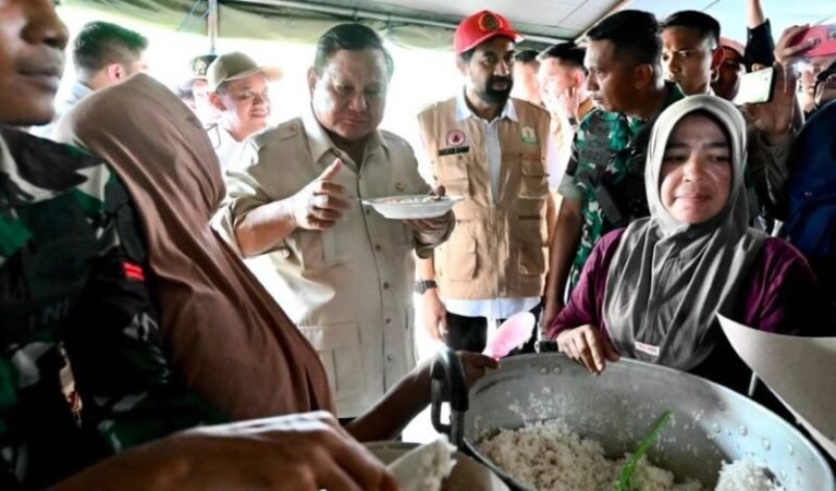 Tinjau Tenda Pengungsian di Bireuen, Presiden Prabowo Peluk dan Tenangkan Warga