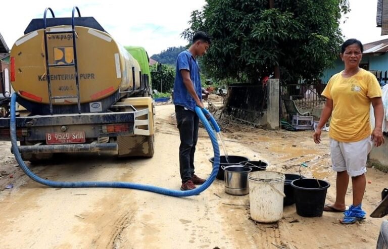 Mobil Tangki Distribusikan Air Bersih Untuk Masyarakat Tapanuli Tengah