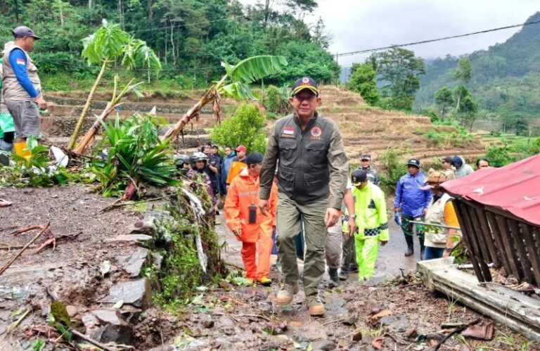 Kepala BNPB Pastikan Kebutuhan Dasar Korban Longsor Jepara Terpenuhi