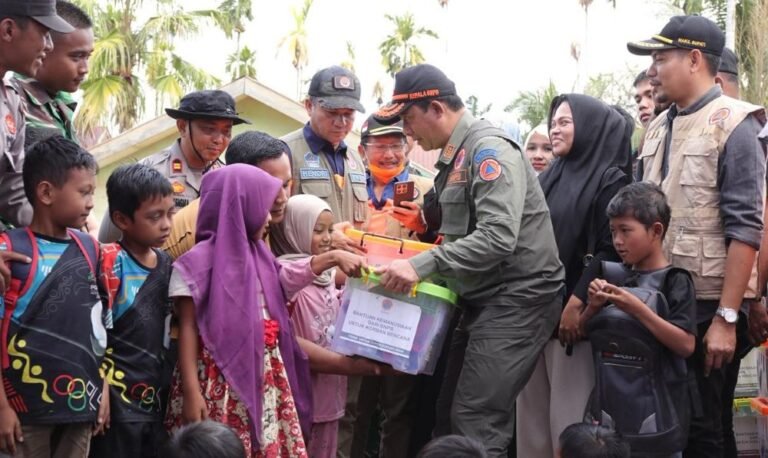 Kunjungi Aceh Timur, Kepala BNPB Pastikan Anak Kembali Sekolah dan Warga Punya Hunian